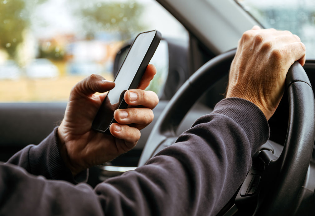 Handy am Steuer während der Fahrt